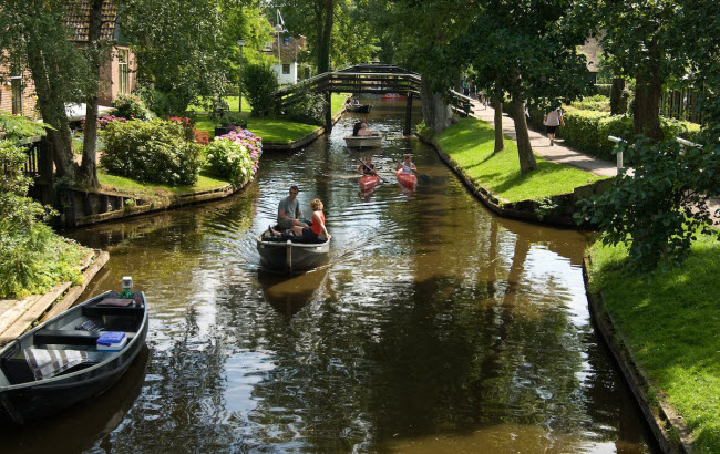 Thị trấn Giethoorn ở Hà Lan không có đường cho xe cơ giới. Du khách có thể thưởng ngoạn cảnh đẹp nơi đây bằng cách chèo thuyền dọc các con kênh hay đi bộ hoặc đạp trên các lối đi nhỏ.