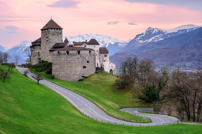 Khi đặt chân lên đỉnh lâu đài Vaduz ở Liechtenstein, du khách có thể chiêm ngưỡng toàn cảnh dãy núi Alpine hùng vĩ.