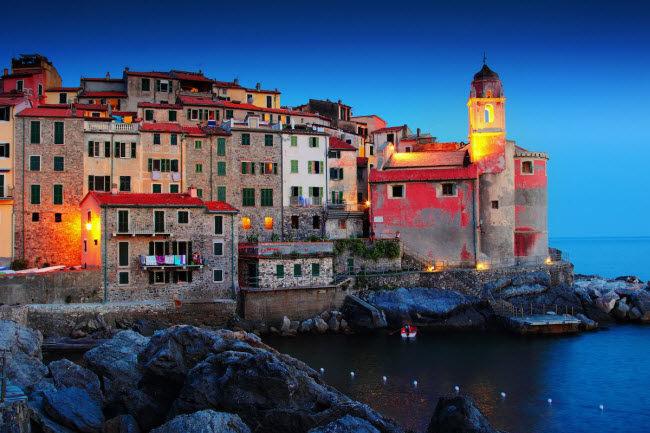 Khung cảnh thanh bình và kiến trúc cổ đã cuốn hút du khách tới ngôi làng Tellaro tại vùng Cinque Terre, Italia.