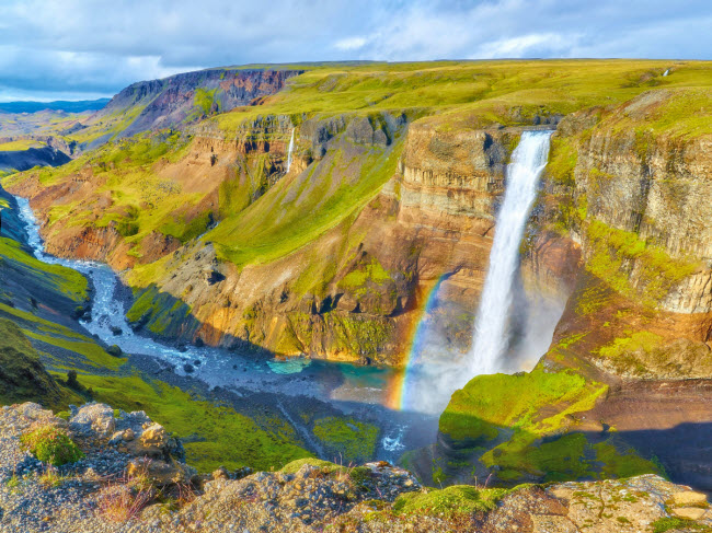 Thác nước Haifoss ở Iceland gây ấn tượng với chiều cao lên tới 122m. Địa điểm này có thể dễ dàng tiếp cận bằng phương tiện 4 bánh.