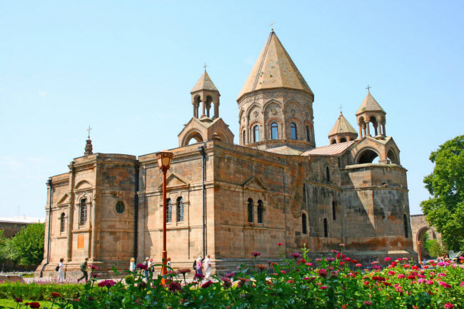 Tu viện Etchmiadzin ở Armenia nổi tiếng nhờ có nhà thờ lâu đời nhất trên thế giới.