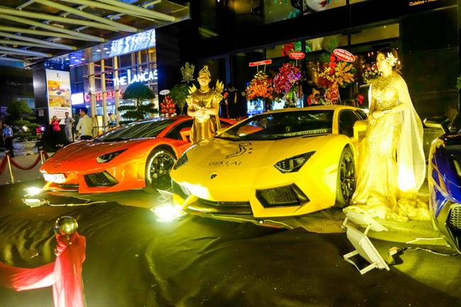 2 chiếc Aventador LP700-4 còn lại là của bạn Minh “Nhựa”, trong số này có 1 chiếc thuộc Gialai Team – nhóm chơi siêu xe nổi tiếng trên đất Mỹ.