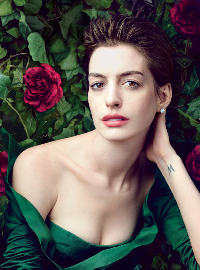 Anne Hathaway đẹp gợi cảm trong từng shoot hình.