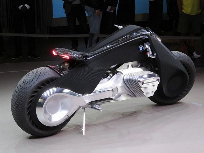 Được biết, hệ thống tay lái của BMW Motorrad Vision Next 100 Concept còn có sự hỗ trợ từ bộ khung.