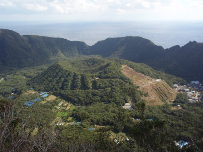 Phong cảnh đẹp như tranh vẽ trên hòn đảo Aogashima ở Nhật Bản. Nơi đây từng có một núi lửa hoạt động.