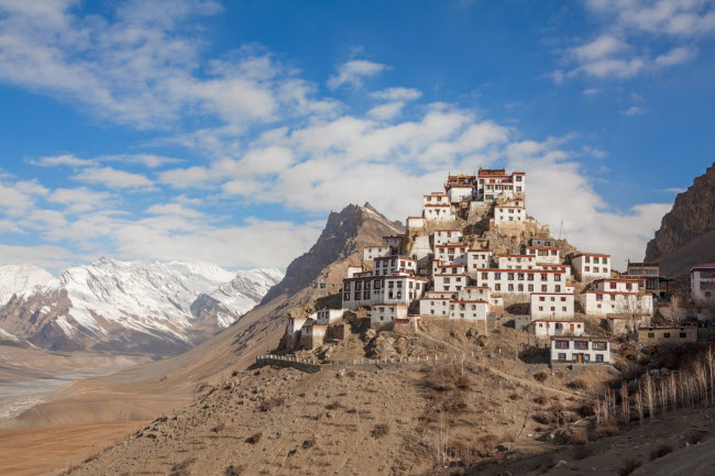 Tu viện đạo Phật Kye Gompa nằm trên một quả đồi tại thung lũng Spiti thuộc dãy núi Himalayas. Công trình này nằm cách mực nước biển hơn 4.166 m.