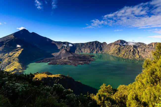 Với phong cảnh núi rừng hùng vĩ, hòn đảo Lombok ở Indonesia là địa điểm lý tưởng dành cho du khách mê đi bộ thám hiểm. Tới đây, bạn có cơ hội chiêm ngưỡng núi lửa Rinjani &nbsp;vẫn đang hoạt động.