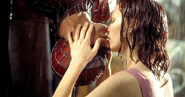 Nụ hôn ngược kinh điển của Kirsten Dunst và Tobey Maguire trong Spider-Man.