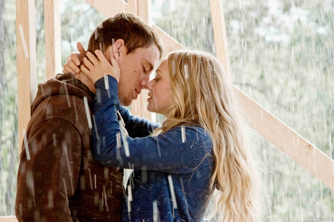 Nụ hôn ngọt ngào giữa Amanda Seyfried và Channing Tatum trong Dear John.