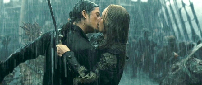 Keira Knightley và Orlando Bloom trong Pirates of the Caribbean: At World&#39;s.