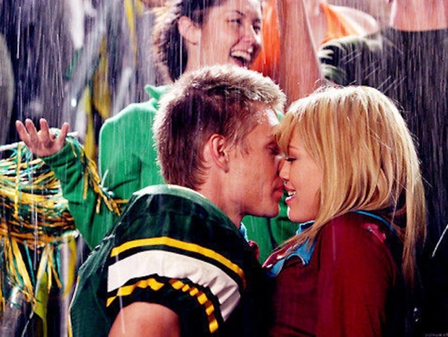 Nụ hôn &#34;kẹo bông&#34; của Hilary Duff và Chad Michael Murray trong A Cinderella Story.