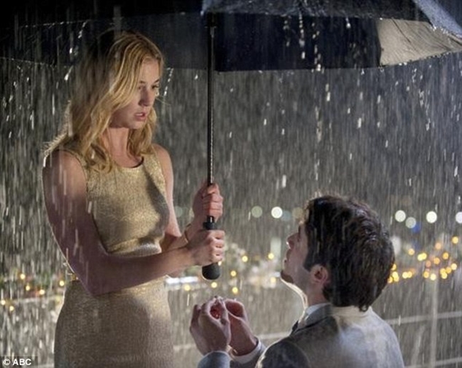 Cảnh Daniel &#40;Josh Bowman&#41; cầu hôn Emily Thorne &#40;Emily VanCamp&#41; trong series Revenge là một trong những cảnh quay đẹp nhất màn ảnh.