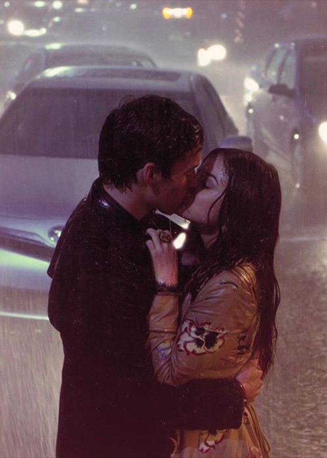 Cặp đôi Aria &#40;Lucy Hale&#41; và Ezra &#40;Ian Harding&#41; trong Pretty Little Liars.