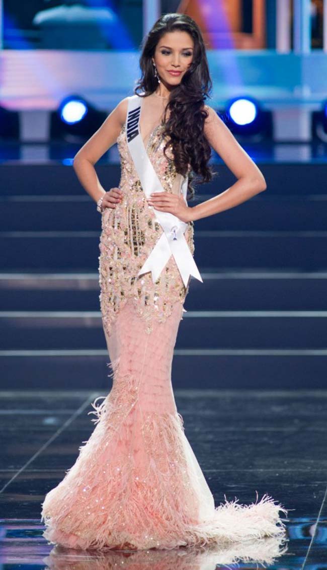 Trong cuộc thi Miss Universe năm 2013, người đẹp đến từ Ấn Độ tự tin sải bước với chiếc đầm bó sát cơ thể tông màu hồng phấn đầy nữ tính. Chiếc đầm thiết kế đuôi cá khiến mỗi bước đi của cô đều thu hút mọi ánh nhìn.