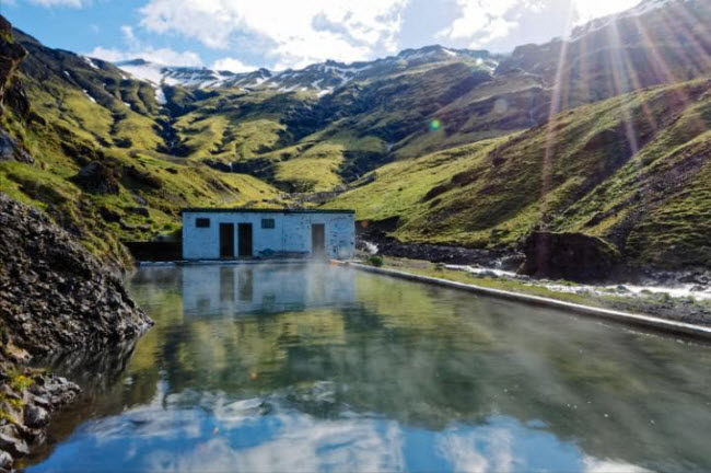 Bể bơi nước nóng tự nhiên nằm dưới chân núi yên tĩnh ở Seljavallalaug, Iceland. Tới đây, bạn có cảm giác như mình là người duy nhất trên hành tình này.