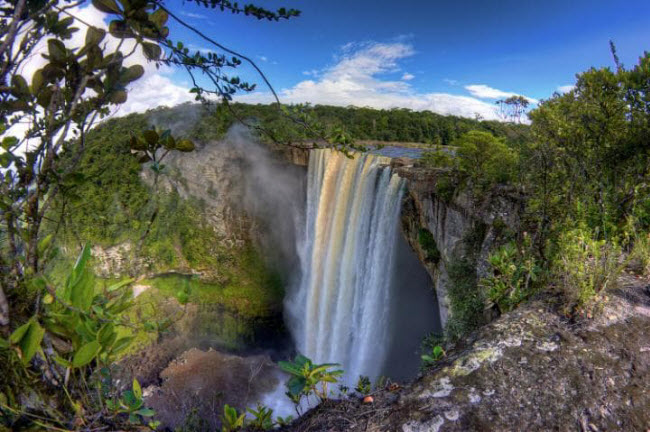 Guyana nổi tiếng với những khu rừng nguyên sinh chưa có dấu chân người. Phong cảnh ngoạn mục nhất tại quốc gia Nam Mỹ này là thác Kaieteur.