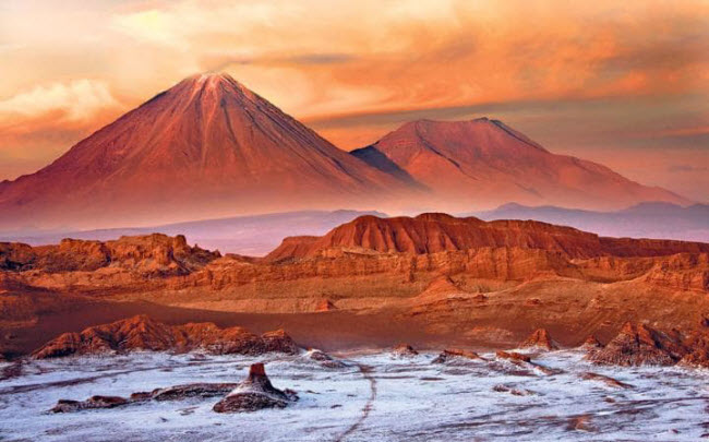 Nằm dọc dãy núi Andes ở Chile, Atacama được coi là sa mạc cao nhất và khô nhất trên thế giới.