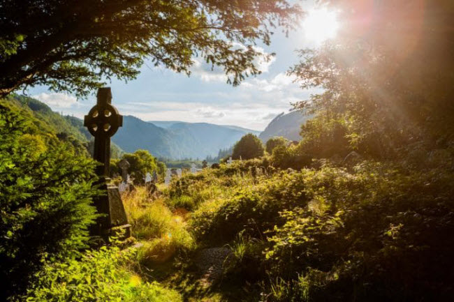 Thung lũng Glendalough ở Ireland giống như một xứ sở thần tiên với những lâu đài cổ nằm giữa rừng núi xanh tươi.