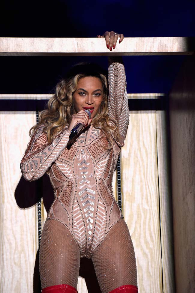 Beyonce đặc biệt thích những chiếc quần tất lấp lánh, nhìn xa tưởng chừng như đó là đôi chân trần nhưng thực tế cô có đi tất.