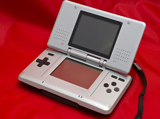 Nintendo DS với 2 màn hình hiển thị đã bán được 154 triệu bản từ năm 2004 - 2014.