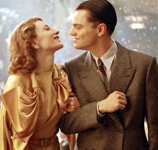 Trong phim, Leo thủ vai Howard Hughes - một tỷ phú giàu có yêu nữ minh tinh Katharine Hepburn &#40;Cate Blanchett thủ vai&#41;.