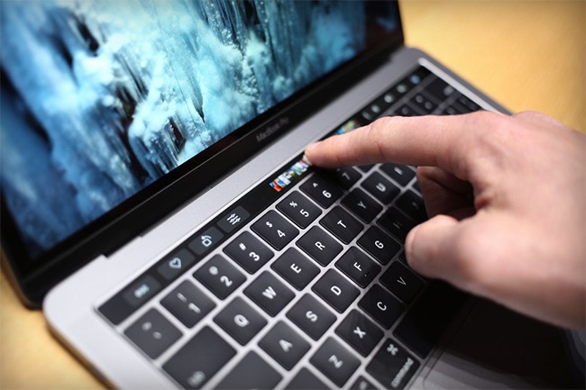 Touch Bar nằm ngay phía trên hàng phía trên cùng. &#40;Ảnh: Forbes&#41;