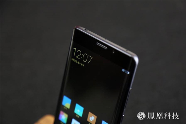 Đầu tiên phải kể đến thiết kế màn hình cong kép trên Xiaomi Mi Note 2, nó làm chúng ta nghĩ ngay đến chiếc Samsung Galaxy Note 7 của nhà sản xuất Hàn Quốc.