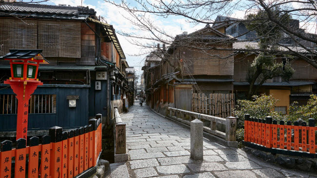 Quận Gion nổi tiếng với những ngôi nhà truyền thống được làm bằng gỗ. Tới đây, du khách có thể chụp ảnh với các kỹ nữ &#40;geisha&#41; Nhật Bản.