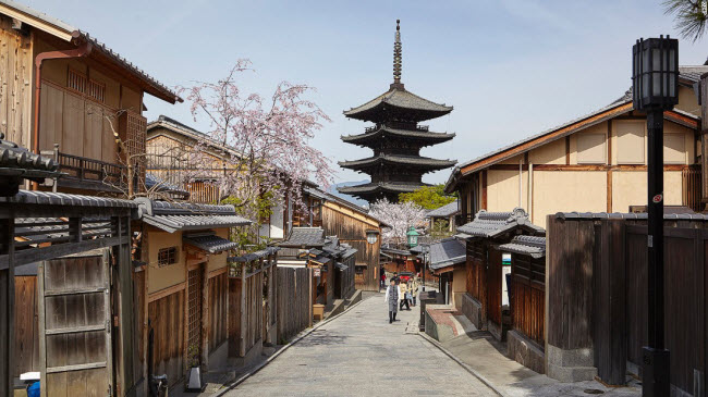 Sannenzaka là phố đi bộ dẫn tới ngôi đền Kiyomizu nằm ở quận Higashiyama. Đây là một trong những nơi vẫn giữ được kiến trúc truyền thống của thành phố Kyoto.