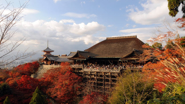 Ngôi chùa Kiyomizu-dera được tổ chức UNESCO công nhận là di sản thế giới và là địa điểm du lịch hấp dẫn tại thành phố Kyoto.