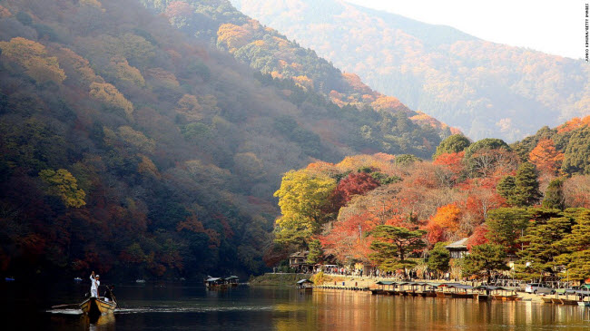 Mùa thu là thời điểm rất&nbsp;đông du khách&nbsp;tới thành phố Kyoto và cách tốt nhất để chiêm ngưỡng&nbsp;cảnh đẹp mùa thu ở nơi đây là chèo thuyền trên sông Katsura.