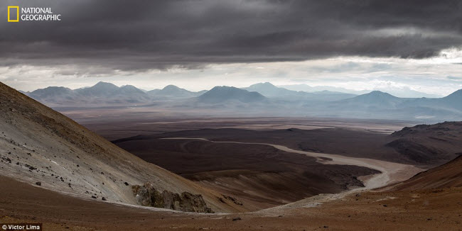 Những đám mây mưa hình thành trên sa mạc Atacama ở Chile. Đây là sa mạc khô cằn nhất thế giới khi vùng trung tâm chưa có mưa suốt 4.000 năm qua. Ảnh: Victor Lima