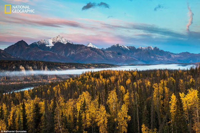 Tuyết phủ trên các đỉnh của dãy núi Chugach ở Matanuska, Alaska, kết hợp với những đám mây lững lờ trôi trên nền trời xanh trong một buổi sớm mùa thu. Ảnh: Nathaniel Gonzales