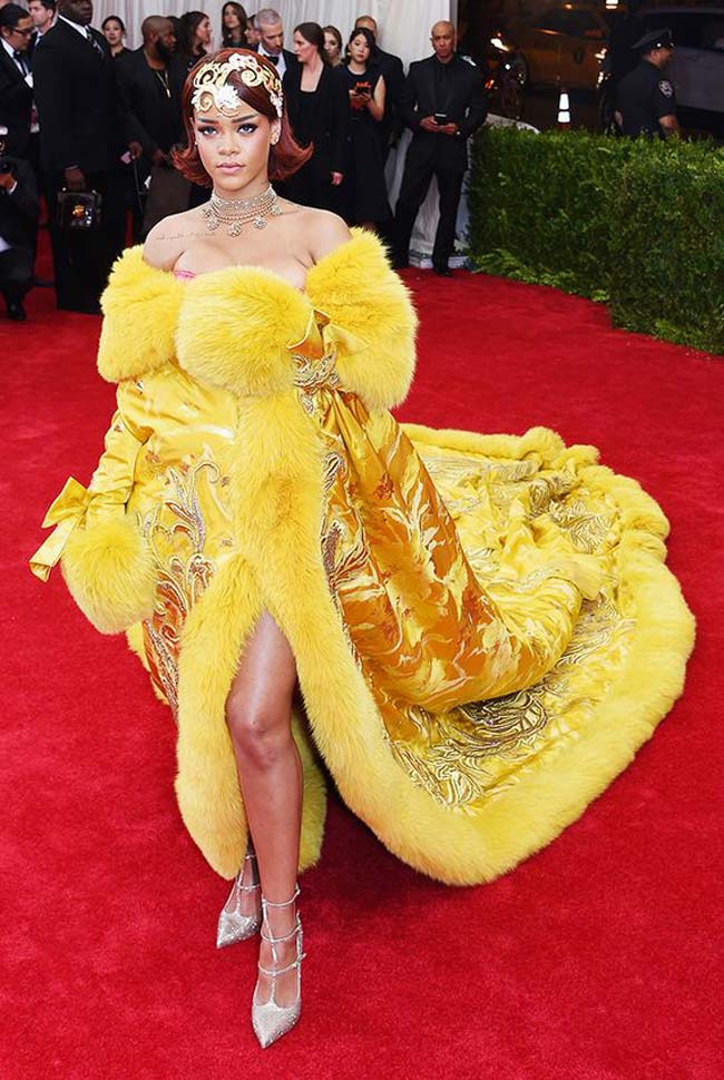 Rihanna gây chấn động giới truyền thông lúc bấy giờ tại sự kiện Met Gala năm 2015 với chiếc áo choàng thêu tinh tế&nbsp;dài tới 3m.