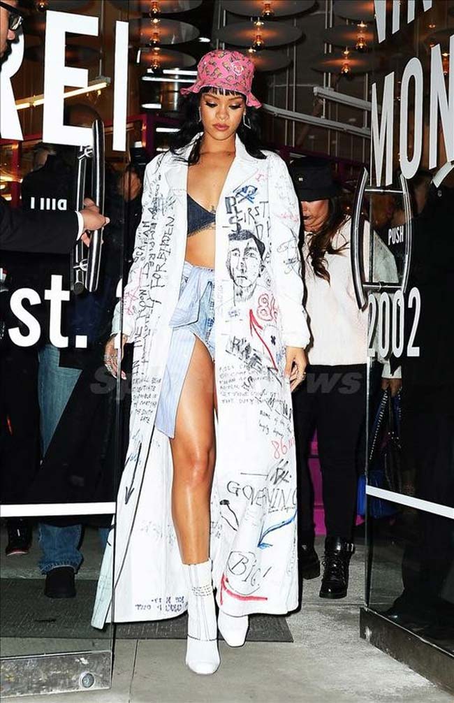 Rihanna cũng thích những phong cách khỏe khoắn pha trộn gợi cảm như thế này.