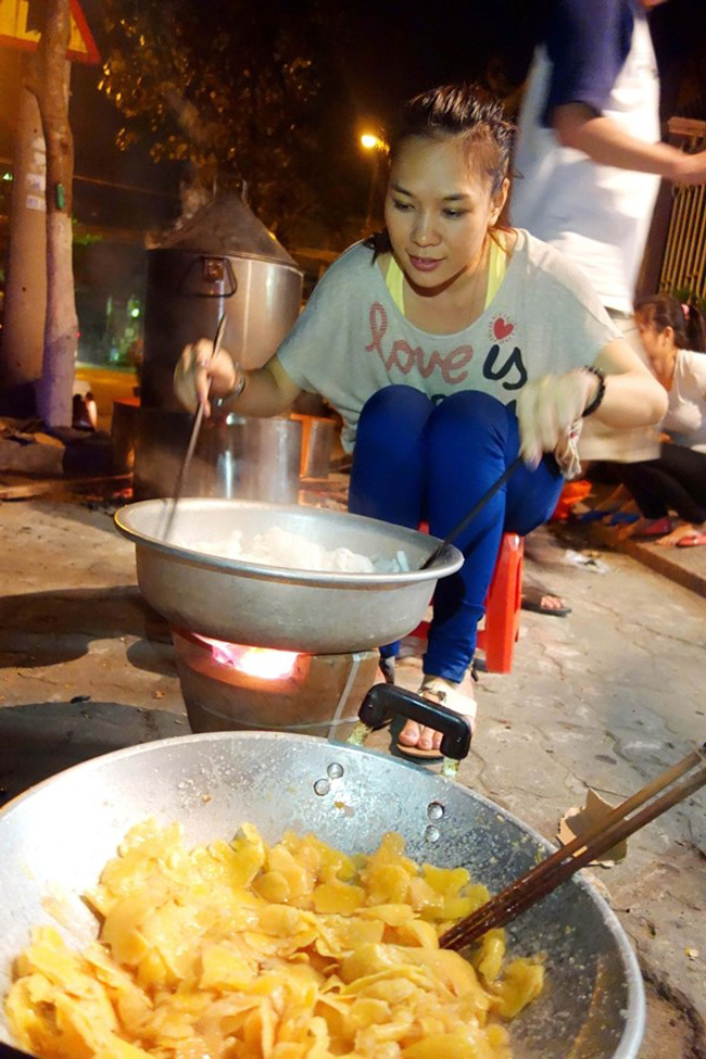 &#34;Họa mi tóc nâu&#34; giản dị và gần gũi khi nấu ăn bên bếp lửa. Một hình ảnh độc đáo và hiếm hoi mà các fan thấy ở Mỹ Tâm.