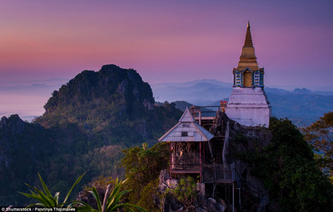 Ngôi chùa này ở Lampang &#40;Thái Lan&#41; không nổi bật về kiến trúc, nhưng nằm giữa phong cảnh tuyệt đẹp.