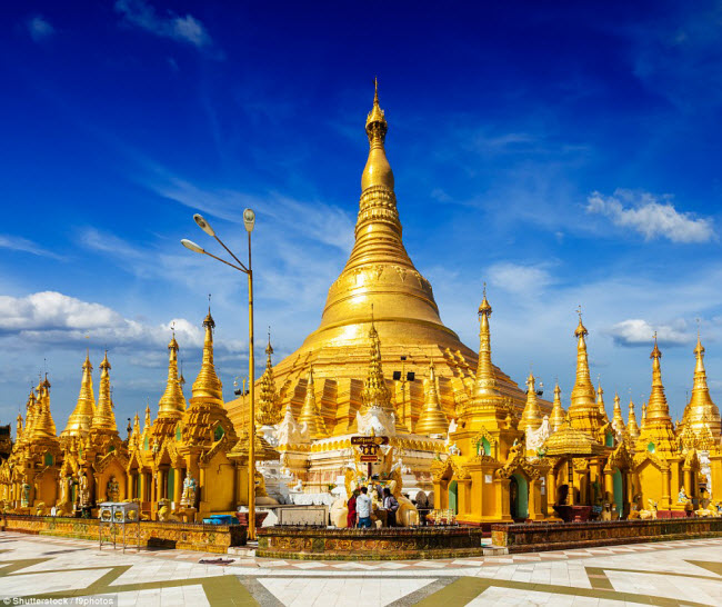 Khung cảnh tráng lệ tại&nbsp;chùa Shwedagon Paya ở thành phố Yangon, Myanmar. Công trình&nbsp;được dát vàng và đính khoảng 5.000 viên kim cương, với viên lớn nhất nặng khoảng 72 carat.