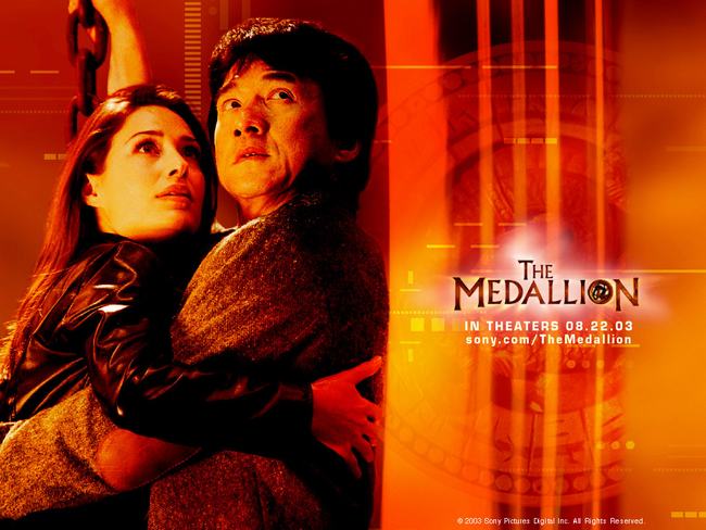 Thành Long cùng nữ minh tinh Hollywood Claire Forlani môi kề môi trong Huy hiệu rồng &#40;The Medallion&#41; 2003.