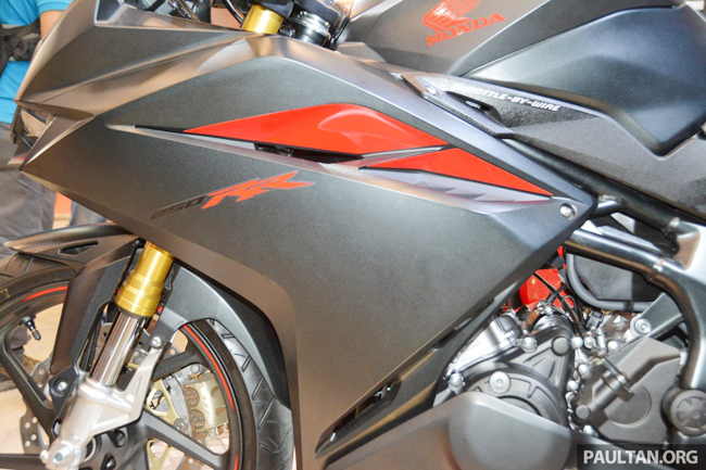 Có 3 màu sắc tuỳ chọn ở thị trường Indonesia cho CBR250RR mới là: Đen nhám Gunpowder Metallic; Đỏ Racing và Xám Anchor Metallic.&nbsp;