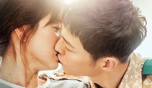 Trong Hậu duệ của mặt trời, Song Hye Kyo có nhiều cảnh hôn với bạn diễn Song Joong Ki.