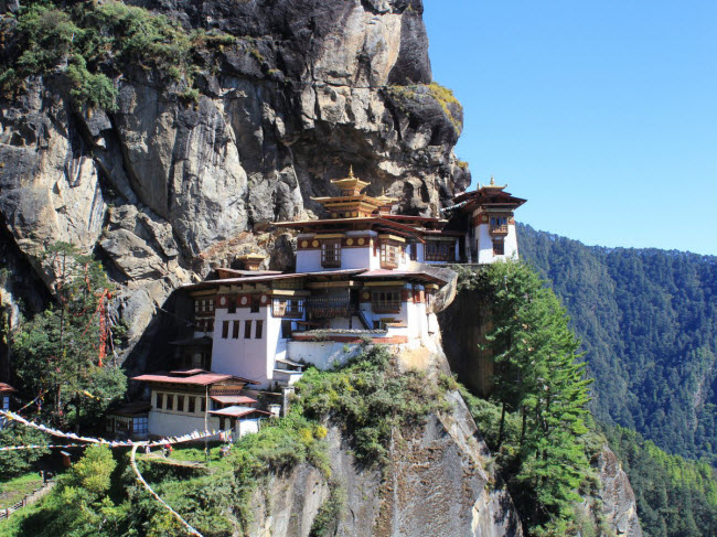 Nếu các bạn là một cặp đôi ưa khám phá, hãy tới Bhutan để chinh phục dãy núi Himalayas. Tại đây, du khách có thể tham gia các hoạt động ngoài trời như đạp xe, leo núi, chèo thuyền mạo hiểm, câu cá và ngắm cánh núi non hùng vĩ.