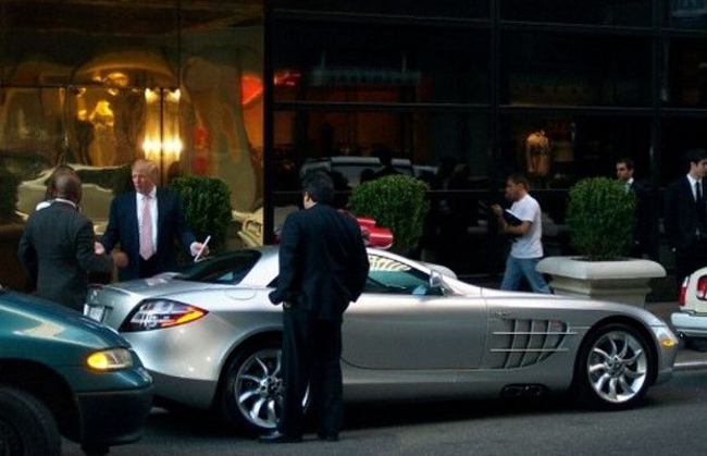 4. Mercedes-Benz SLR McLaren 

"Mũi tên bạc" đến từ nước Đức này ra đời năm 2003, và được Donald Trump mua lại năm 2005 với giá 544.000 USD. Xe sở hữu động cơ V8, dung tích 5.4L đem lại sức mạnh đáng nể với công suất 600 mã lực.
