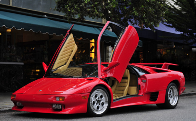 3. Lamborghini Diablo 

Siêu xe thể thao đến từ nước Ý này có khả năng đạt vận tốc tối đa 325km/h. Xe có cửa cắt kéo, hệ thống âm thanh cao cấp...
