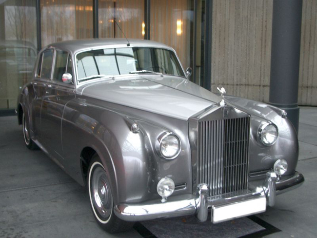 11. Rolls-Royce 1950's Silver Cloud 

Chiếc Rolls-Royce Silver Cloud 56 đại diện cho series thập niên 50 của hãng siêu sang nước Anh được tỷ phú Mỹ mua khi còn trẻ, nó đại diện đầu tiên cho những chiếc xe sang trọng mà Trump sở hữu sau này.
