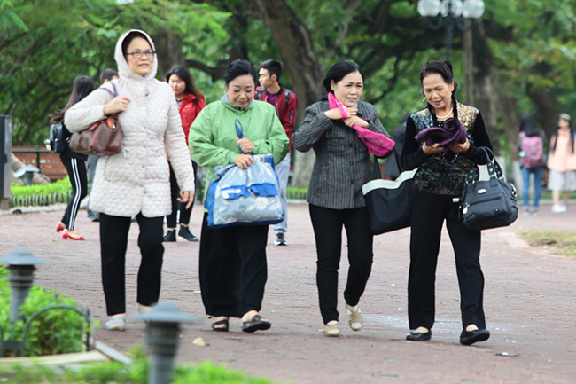 Hà Nội vào đông, cuộc sống cũng trở nên chậm hơn, trên đường phố những nhóm bạn già tranh thủ hàn huyên tâm sự, người trẻ có cơ hội xích lại gần nhau nắm tay, hay tranh thủ ôm cho bớt lạnh.