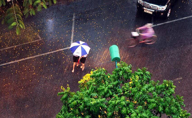 Hà Nội vào đông, những con đường không còn ồn ào, vội vã như trước mà đã có phần lắng lại, dòng người cũng bớt hối hả hơn.&nbsp;