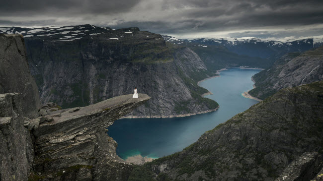 Cô dâu mạo hiểm đứng chụp ảnh trên lưỡi quỷ Trolltunga ở Na Uy.