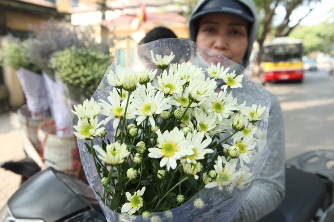 Những gánh hàng hoa trắng muốt như níu&nbsp;chân người qua, dừng lại mua một bó mang về.