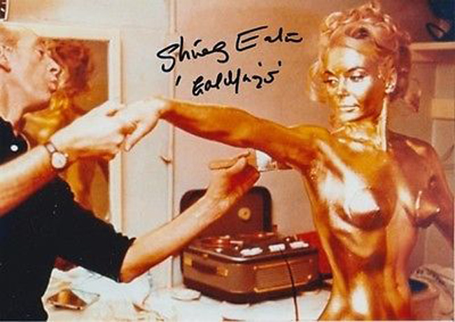 Shirley Eaton trong phim&nbsp;Goldfinger &#40;1964&#41; hóa trang thành một cô gái người phủ một lớp vàng bóng. Trên phim trường, người hóa trang đã phải làm việc vất vả để quét lên lớp sơn cho nữ diễn viên.